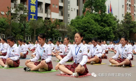 7.1成都华商理工学校特色教育——习惯养成、学会独立！769.png