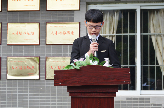 9.24推陈出新，波澜壮阔— 华商学子自主研制“华商号”高铁动车模型879.png