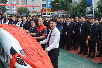 9.24推陈出新，波澜壮阔— 华商学子自主研制“华商号”高铁动车模型1095.png
