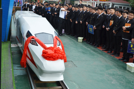 9.24推陈出新，波澜壮阔— 华商学子自主研制“华商号”高铁动车模型1166.png