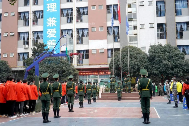 【公众号】3.7踔厉奋发，笃行不怠——成都华商理工职业学校举行升旗仪式暨颁奖仪式150.png