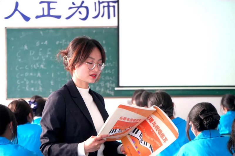 【公众号】3.10教师风采展映（一）    孙雪艳：师泽如光，虽微致远865.png
