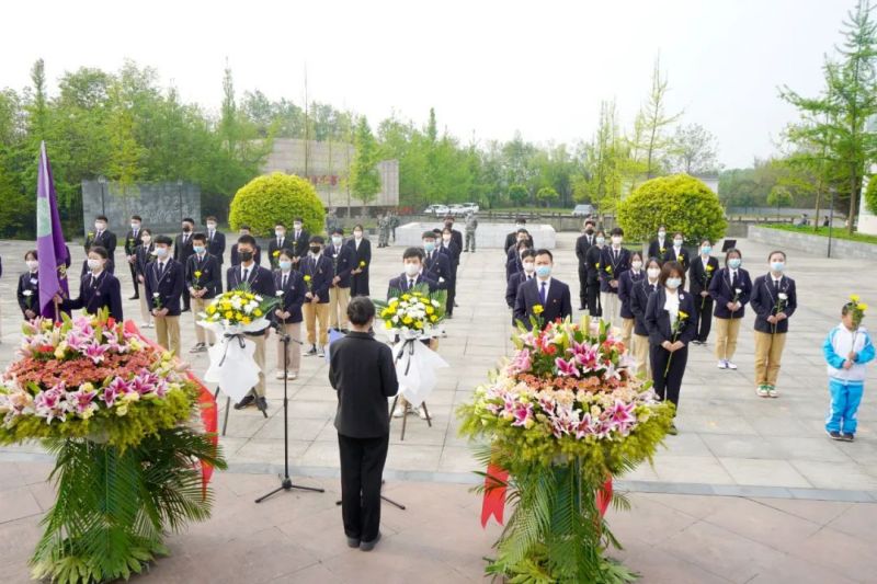 【公众号】4.5缅怀先烈祭英雄，红色基因代代传——成都华商理工职业学校开展清明节缅怀先烈活动309.jpg