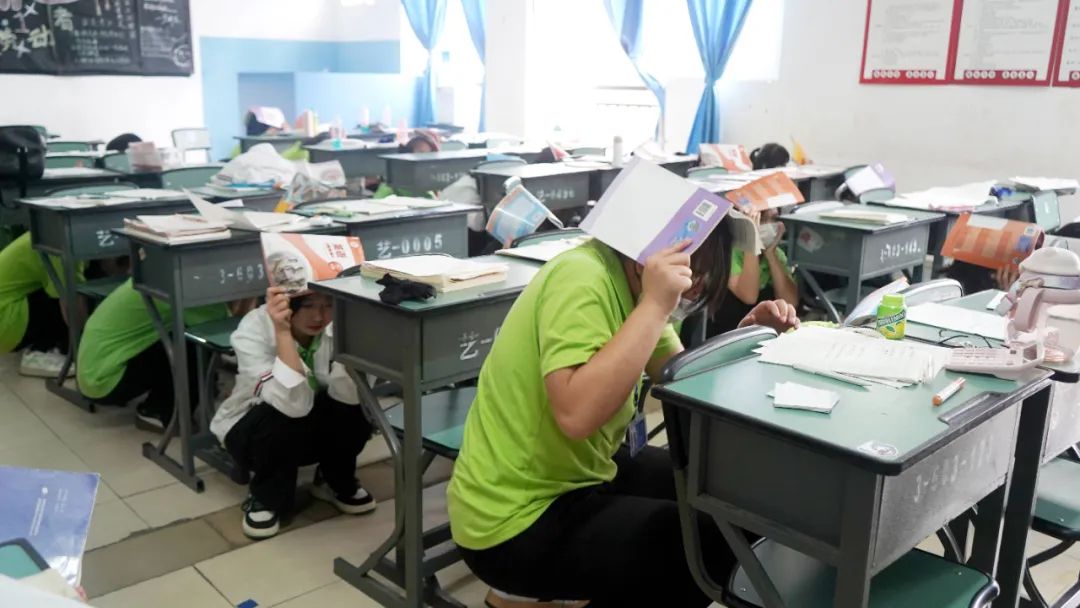 防震常演练，安全记心间&mdash;&mdash;我校积极开展防震减灾应急疏散演练