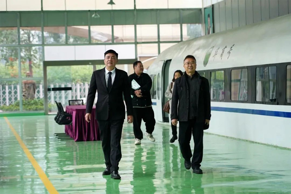 聚力同行，研思共进&mdash;&mdash;成都市汪在文名校长工作室来我校开展教育交流活动