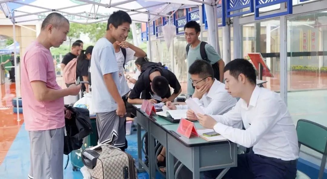 终于等到你丨成都华商理工职业学校开学报到现场