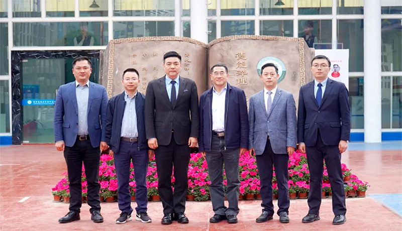 成都市教育局二级巡视员何荣来我校调研