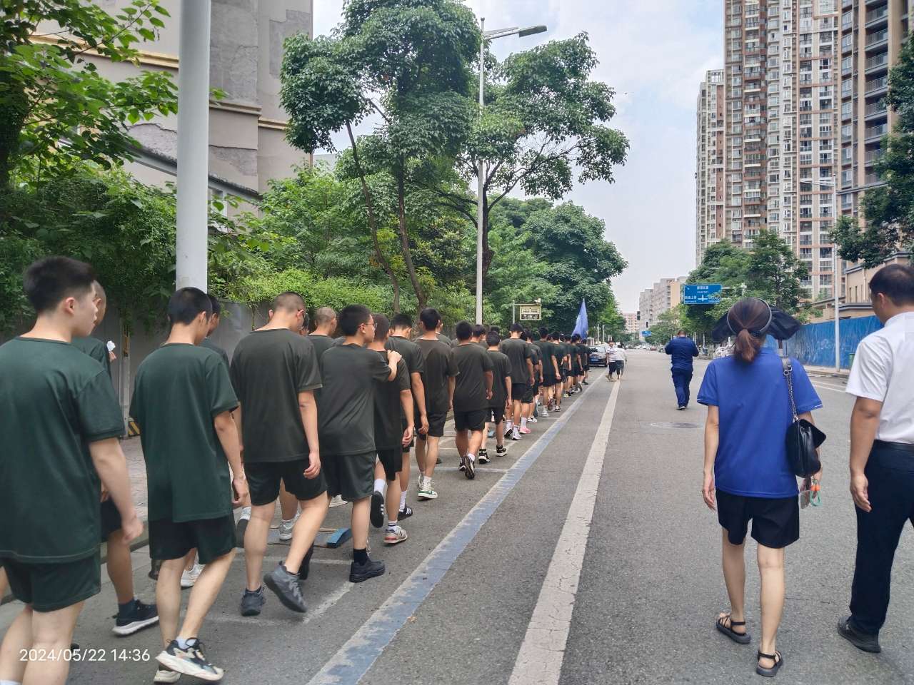 成都华商理工职业学校学子赴消防救援队开展认知实习活动