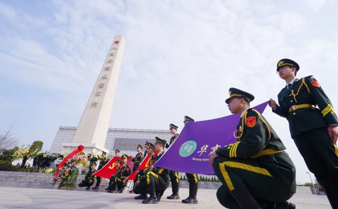 缅怀革命先烈，传承红色精神&mdash;&mdash;成都华商理工职业学校开展清明祭扫活动