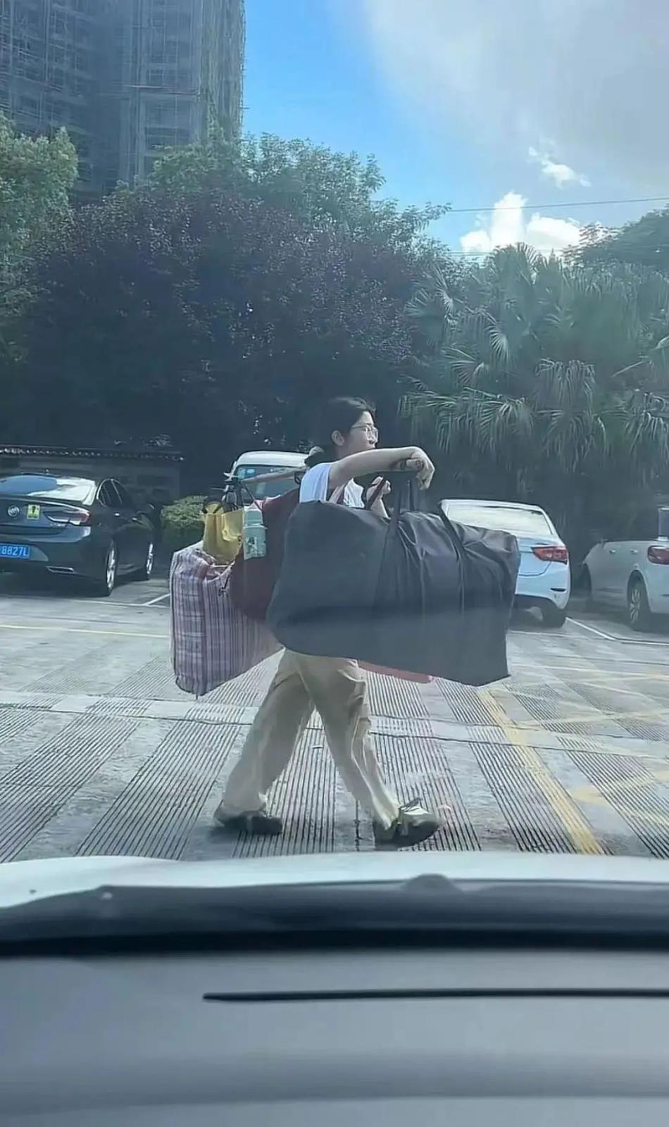 高考后挑行李回家女生婉拒资助：准备找份暑假工或卖凉粉